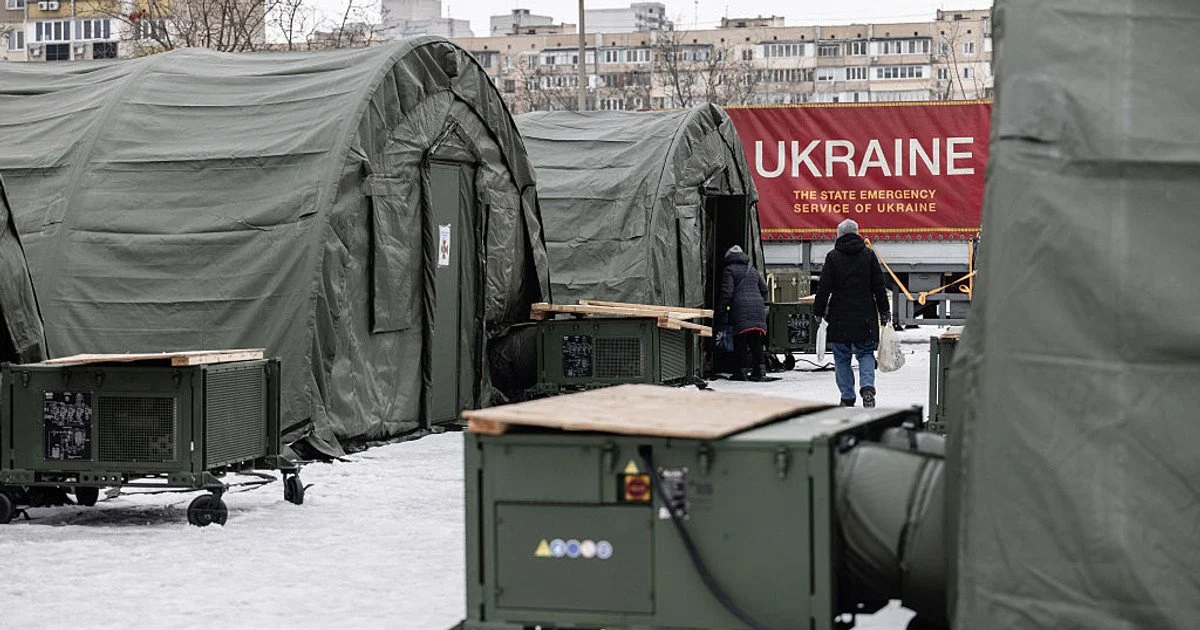 Мешканці відвідують аварійні намети на Троєщині в Києві, щоб зігрітися та отримати гарячу їжу Мешканці відвідують аварійні намети на Троєщині в Києві, щоб зігрітися та отримати гарячу їжу