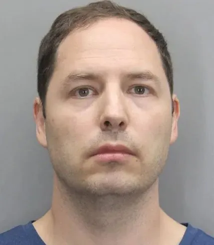 НА ФОТО: Брендан Банфілд – У лютому 2023 року в будинку в окрузі Ферфакс жінку було зарізано, а чоловіка смертельно застрелили в результаті складного подвійного вбивства, пов'язаного з ймовірним романом та фетиш-сайтом. Тепер її чоловіка звинувачують у вбивстві в обох їхніх вбивствах, майже через рік після того, як помічницю подружжя звинуватили у вбивстві чоловіка. У лютому 2023 року 37-річну Крістін Банфілд знайшли у її спальні з ножовими пораненнями разом із 39-річним Джозефом Райаном, якого застрелили, повідомила поліція.