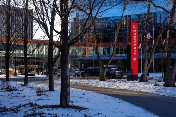 Вивіска відділення невідкладної допомоги медичного центру округу Хеннепін у п'ятницю, 30 січня 2026 року, в Міннеаполісі. (Фото AP/Джулія Демарі Нікхінсон)