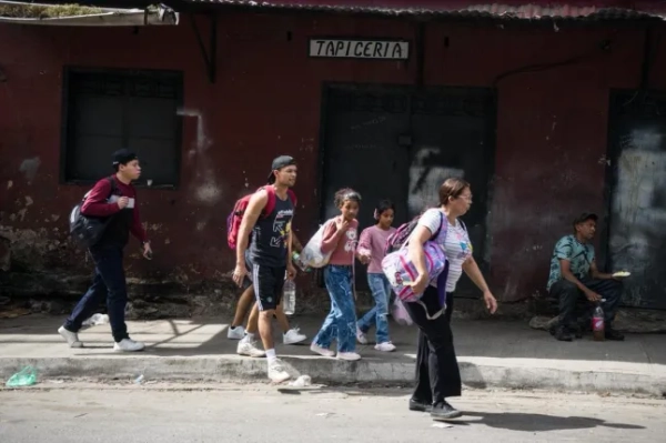 КАРАКАС, ВЕНЕСУЕЛА – 3 СІЧНЯ: Багатьох мешканців видно, як вони залишають свої домівки, розташовані у військовому комплексі Фуерте Тіуна, військовому комплексі, який обстрілюють американські війська, тоді як близько 85 відсотків підприємств залишаються закритими, а громадський транспорт у цьому районі не видно, у Каракасі, Венесуела, 3 січня 2026 року. (Фото Бориса Вергари/Anadolu via Getty Images)