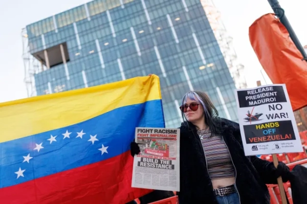 epa12623679 Учасники кампанії тримають плакати та прапори, протестуючи проти дій США у Венесуелі та вимагаючи звільнення президента Венесуели Ніколаса Мадуро, біля посольства США в Лондоні, Велика Британія, 3 січня 2026 року. Президент США Дональд Трамп оголосив, що американські війська успішно захопили президента Венесуели Ніколаса Мадуро та його дружину під час серії масштабних ударів по Каракасу 3 січня 2026 року. EPA/TOLGA AKMEN