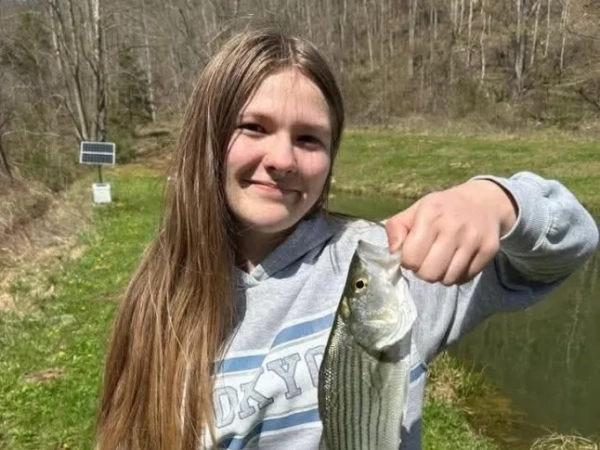 На фото 13-річна Вінтер Вагонер, яку знайшли живою через два місяці після того, як вона зникла з дому прийомних батьків. Її нібито викрали та вивезли за понад 500 миль.