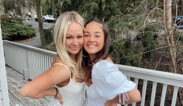 На фото Ксана Кернодл та Медісон Моґен. Одну з чотирьох студенток Університету Айдахо, убитих невідомим підозрюваним на початку цього місяця, помітили за «звичайним» вечірнім гулянням з друзями за кілька годин до трагедії, згадує однокласниця та сестра з жіночого товариства. 21-річна Медісон Моґен провела більшу частину ночі 12 листопада в московському клубі «Корнер Айдахо», де її помітили, як вона «просто сміялася з усіма своїми друзями», сказала Медісон Мой, однокурсниця та сусідка. Це був останній раз, коли Мой бачила Моґен, яка, за словами поліції, провела ніч з іншою жертвою, 21-річною Кейлі Гонсалвес. Мой сказала, що Моґен була в клубі, популярному місці для студентів Університету Айдахо, «більшу частину ночі». За даними поліції, Моґен та Гонсалвес вийшли з бару близько 1:30 ночі та пішли до найближчого фургона з їжею, перш ніж повернутися до свого будинку на Кінг-роуд о 1:56 ночі в неділю. Трагедія сталася пізніше того ж дня, коли поліція отримала виклик до триповерхового будинку з повідомленням про «непритомну особу» незадовго до полудня. За словами поліції, прибувши на місце події, офіцери виявили на другому та третьому поверхах чотирьох студентів — Гонсалвеса Могена, 20-річного Ітана Чапіна та 20-річну Ксану Кернодле — з численними смертельними ножовими пораненнями.