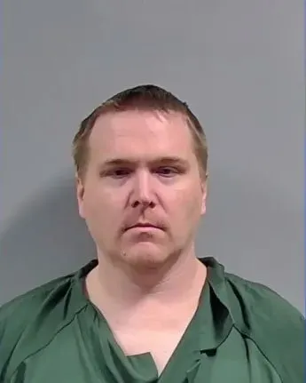 Вільяма Вайта-молодшого. Водія Поштової служби США (USPS) звинувачують у спробі збити дитину своєю вантажівкою після того, як він доставив посилку за неправильною адресою. 15434563 Працівник пошти США «намагався збити 10-річного хлопчика», прийнявши його за пірата ґанку.