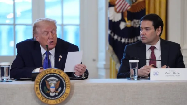 Президент Дональд Трамп зачитує записку для повторного виступу Марка Нельсона, віце-голови правління корпорації Chevron, під час зустрічі з керівниками нафтової галузі у Східній кімнаті Білого дому в п'ятницю.