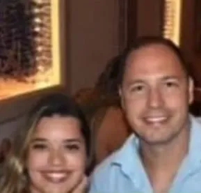 13264289 Гламурну 23-річну помічницю по дому звинувачують у ретельно продуманій змові зі своїм босом, агентом Податкової служби США, який став коханцем, з метою вбивства його дружини, запросивши фетишиста БДСМ вдертися до її будинку вартістю 1 мільйон доларів для «жорсткого сексу», перш ніж убити їх обох. Фото-доказ із судового розгляду справи помічниці по дому по дому округу Ферфакс у Вірджинії Джуліани Перес Магалаес, звинуваченої у смерті Джозефа Райана. На фото - Джуліана Перес Магалаес та Брендан Банфілд https://www.instagram.com/gossip_usa/reel/CytPirSrcVm/ https://www.linkedin.com/in/juliana-peres-magalhes-682556163/?originalSubdomain=br https://www.tiktok.com/@criminalcases2001/video/7322539591704071430