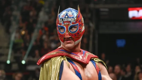 Ель Гранде Американо спостерігає, схрестивши руки, під час WWE Monday Night RAW