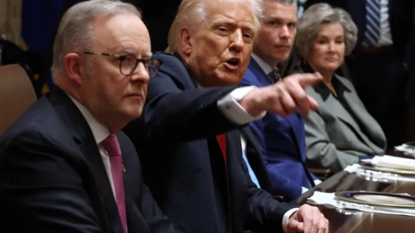 ВАШИНГТОН, ОКРУГ КОЛУМБІЯ – 20 ЖОВТНЯ: Президент США Дональд Трамп звертається до журналістів під час зустрічі з прем'єр-міністром Австралії Ентоні Албанезе (ліворуч), військовим міністром Пітом Хегсетом та керівником апарату Білого дому Сьюзі Вайлз під час двосторонньої зустрічі в залі засідань Кабінету міністрів Білого дому 20 жовтня 2025 року у Вашингтоні, округ Колумбія. Албанезе відвідує столицю США для зустрічі з президентом Трампом, а пізніше відвідає Пентагон. (Фото Анни Манімейкер/Getty Images)