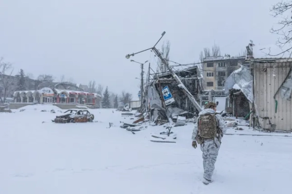 КОСТЯНТИНІВКА, УКРАЇНА – 28 ГРУДНЯ: Олег, український військовослужбовець з 24-ї бригади, йде ринком, зруйнованим російським обстрілом, у Костянтинівці, Україна, 28 грудня 2025 року. (Фото Дієго Еррери Карседо/Anadolu via Getty Images)