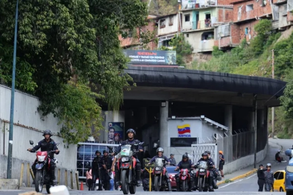 КАРАКАС, ВЕНЕСУЕЛА – 8 СІЧНЯ: Поліцейські на мотоциклах перед Ель-Гелікоїде перед звільненням ув'язнених 8 січня 2026 року в Каракасі, Венесуела. Венесуельські політичні в'язні Енріке Маркес та Б'яджіо Пільєрі, а також щонайменше п'ять затриманих осіб, були звільнені після того, як Хорхе Родрігес, голова парламенту, оголосив, що вони звільнять «значну кількість» ув'язнених, як венесуельців, так і іноземців, через п'ять днів після того, як Ніколаса Мадуро було захоплено американськими військами. (Фото Хесуса Варгаса/Getty Images)