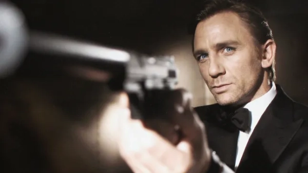 БЕЗ ДАТИ: На цьому недатованому фото з роздаткового матеріалу від Eon Productions актор Деніел Крейг позує в ролі Джеймса Бонда. Крейга було представлено як легендарного британського секретного агента Джеймса Бонда 007 у 21-му фільмі про Бонда «Казино Рояль» на кораблі HMS President, St Katharine's Way, 14 жовтня 2005 року в Лондоні, Англія. (Фото Грега Вільямса/Eon Productions via Getty Images)