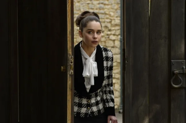 Тільки для редакційного використання. Використання обкладинки книги заборонено. Обов'язкове джерело: Фото Алекса Бейлі/Mgm/New Line Cinema/Kobal/Shutterstock (5884436z) Емілія Кларк «До зустрічі з тобою» – 2016 Режисер: Тіа Шерок MGM/New Line Cinema США Сцена-кадр Драма