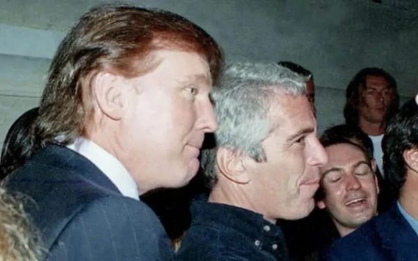 Файли Епштейна - Дональд Трамп та Джеффрі Епштейн на фотографії, опублікованій раніше цього місяця https://www.justice.gov/epstein/doj-disclosures/data-set-8-files