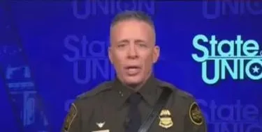 Командир прикордонного патруля Грег Бовіно в інтерв'ю про залізничну аварію надав приголомшливий захист за смертельне поранення медсестри з Міннеаполіса Алекс Претті, стверджуючи, що агенти DHS є справжньою «жертвою».