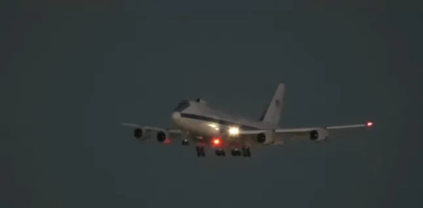 Усередині літака судного дня Трампа після його рідкісної появи Boeing E-4B