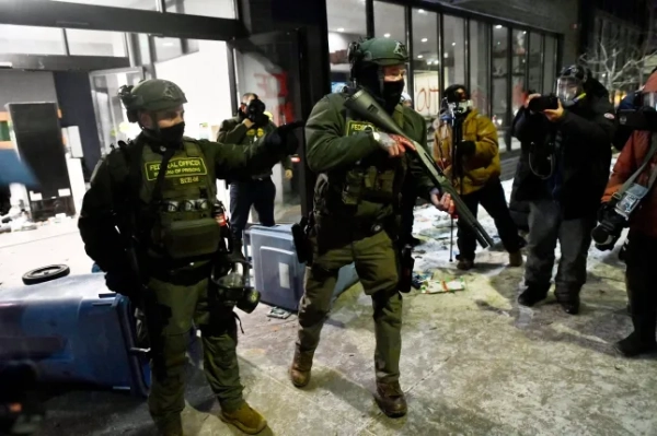 Федеральні агенти відтісняють протестувальників під час шумової демонстрації 