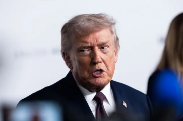 Президент США Дональд Трамп із злегка відкритим ротом