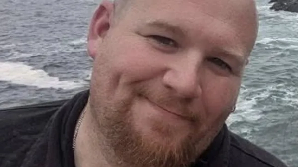 Крупний план чоловіка середнього віку, який посміхається в камеру