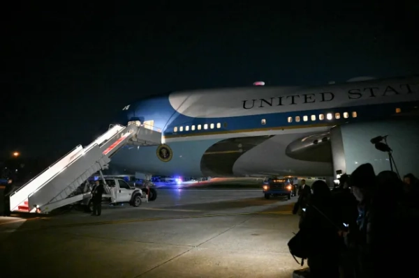 За словами Білого дому, літак Air Force One на злітній смузі об'єднаної бази Ендрюс у Меріленді 20 січня 2026 року після того, як він був змушений повернутися на авіабазу через «незначну проблему з електропроводкою» невдовзі після вильоту до Швейцарії. Прес-секретарка Каролін Лівітт повідомила, що Air Force One повертався на об'єднану базу Ендрюс з міркувань безпеки, де Трамп та його оточення пересядуть на інший літак і продовжать подорож на Всесвітній економічний форум у Давосі. (Фото Манделя НГАН / AFP via Getty Images)