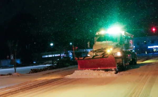 КЛОСТЕР, НЬЮ-ДЖЕРСІ – 26 ГРУДНЯ: Снігоприбиральна машина очищає вулицю 26 грудня 2025 року в Клостері, штат Нью-Джерсі. У районі трьох штатів було оголошено надзвичайний стан, оскільки, за прогнозами, снігова буря може принести фут снігу з вечора п'ятниці до суботи. (Фото Кени Бетанкур/Getty Images)