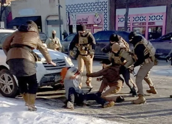 Знімок екрана з відео, отриманого агентством Reuters, показує, як правоохоронець тримає чоловіка, ідентифікованого як Алекс Претті, перед тим, як його смертельно поранили, коли федеральні агенти намагалися його затримати в Міннеаполісі, штат Міннесота, США, 24 січня 2026 року. ВІДЕО ОТРИМАНО REUTERS/через REUTERS. ЦЕ ЗОБРАЖЕННЯ НАДАНО ТРЕТІЄЮ СТОРОНОЮ. БЕЗ ПЕРЕПРОДАЖУ. БЕЗ АРХІВІВ. НЕОБРІЗАНУ ТА НЕОБРОБЛЕНУ ВЕРСІЮ НАДАНО ОКРЕМО. ЛІНІЇ ПІДТВЕРДЖЕННЯ: Reuters вдалося перевірити місцезнаходження та дату відео за метаданими оригінального файлу. Будівлі, планування доріг, дерева та стовпи електромереж, які збігаються з файловими та супутниковими знімками цього місця. Міністерство внутрішньої безпеки заявило, що один з його агентів стріляв у Міннеаполісі, штат Міннесота, у суботу (24 січня). Губернатор Міннесоти Тім Вольц підтвердив, що стрілянина, здійснена федеральними агентами, мала місце в суботу (24 січня).