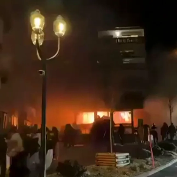 ТОП-КАДР – Знімок відео, отриманого з облікового запису X користувача @Tyroneking36852, показує пожежу в барі в Кран-Монтана, гірськолижному курорті в кантоні Вале, Швейцарія, рано вранці 1 січня 2026 року. Кадри зняв турист з Нью-Йорка, який повідомив AFP, що бачив, як люди вибігали та кричали з місця проведення вечірки. Кілька десятків людей вважаються загиблими та близько 100 пораненими внаслідок пожежі, що охопила переповнений бар на розкішному швейцарському гірськолижному курорті Кран-Монтана, повідомила швейцарська поліція 1 січня 2026 року. Поліція, пожежники та рятувальники поспішили на популярний курорт, який з 30 січня має прийняти Кубок світу з лижного спорту, після того, як пожежа спалахнула рано вранці на Новий рік. (Фото @Tyroneking36852 / AFP via Getty Images) / ОБМЕЖЕНО ДЛЯ РЕДАКЦІЙНОГО ВИКОРИСТАННЯ ОБОВ'ЯЗКОВЕ ПОСИЛАННЯ АВТОРА ?? ФОТО AFP / X / @Tyroneking36852?? - БЕЗ МАРКЕТИНГУ, БЕЗ РЕКЛАМНИХ КАМПАНІЙ, ЩО РОЗПОВСЮДЖУЮТЬСЯ ЯК ПОСЛУГА КЛІЄНТАМ [- БЕЗ АРХІВУ]