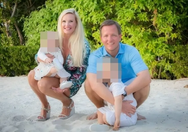 Курт і Тара проживають у Х'юстоні, штат Техас, зі своїм сином Джексоном та донькою Іслою. Вони є членами Об'єднаної методистської церкви Святого Павла. Курт, корінний техасець, прагнув успіху з молодого віку. Він зосередився на Техаському університеті, отримавши ступінь бакалавра лише у 19 років, а через три роки отримав юридичний ступінь у юридичній школі Техаського університету. У віці 25 років Курт заснував компанію Arnold & Itkin разом зі своїм другом Джейсоном Іткіним. У наступні роки вони створили процвітаючу, рекордну практику цивільного судочинства. Курт пишається тим, що він зіграв важливу роль у допомозі тисячам сімей відновити своє життя та піклуватися про свої сім'ї після стихійних лих.