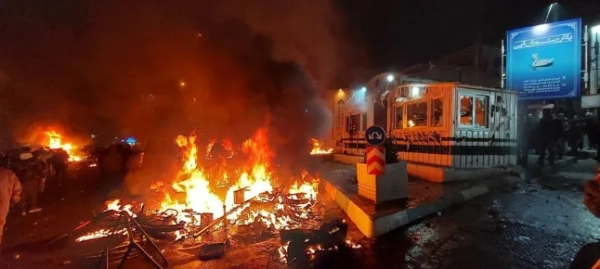 Обов'язкове посилання: Фото Social Media/ZUMA Press Wire/Shutterstock (16295299c) Поліцейську дільницю підпалено під час протестів у Тегерані, Іран. Загальнонаціональні протести розпочалися наприкінці грудня на Великому базарі Тегерана у відповідь на погіршення економічної ситуації. Потім вони поширилися на університети та інші міста, а гасла еволюціонували від економічних скарг до політичних та антиурядових вимог. Протести проти режиму в Ірані, Тегеран - 10 січня 2026 року