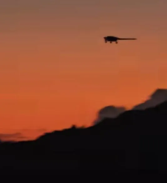 *Відеозапис* Вражаюче, цей безшумний і один з найстрашніших у небі щойно прибув ???? ????; https://www.facebook.com/reel/1394125429019381; 15435657 Наслідки точних ударів США по Венесуелі, зафіксовані шпигунськими супутниками в космосі; щонайменше один, а можливо, і два, секретні дрони-невидимки RQ-170 Sentinel ВПС США, схоже, брали участь у минулорічній операції із захоплення венесуельського диктатора Ніколаса Мадуро та його дружини. Помітити RQ-170 в контексті реальної місії – дуже рідкісне явище, але в цьому випадку це не було б несподіванкою. RQ-170 був розроблений компанією Lockheed Skunk Works саме для цього застосування, щоб забезпечити постійне спостереження за цінними цілями глибоко в складних умовах, зокрема для підтримки місій спеціальних операцій, подібних до тієї, що була проведена вночі у Венесуелі.