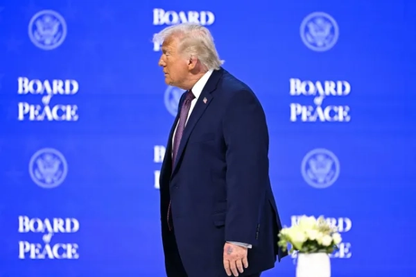 Президент США Дональд Трамп на зустрічі «Ради миру» під час щорічної зустрічі Всесвітнього економічного форуму (ВЕФ) у Давосі 22 січня 2026 року. Президент США Дональд Трамп продемонструє свою нову «Раду миру» в Давосі 22 січня 2026 року, підтверджуючи своє претензії на роль миротворця через день після того, як відмовився від власних погроз щодо Гренландії. Спочатку рада мала на меті нагляд за відновленням Гази після війни між ХАМАС та Ізраїлем, але статут не обмежує її роль Газою, що викликало занепокоєння, що Трамп хоче, щоб вона конкурувала з Організацією Об'єднаних Націй. (Фото Фабріса КОФФРІНІ / AFP via Getty Images)