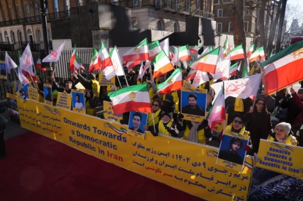 Активістки Асоціації англо-іранських жінок у Великій Британії під час мітингу біля Даунінг-стріт, 10, Вайтхолл, центральний Лондон, на знак солідарності з протестами в Ірані через економічні проблеми країни. Дата фото: субота, 3 січня 2026 року. Фото PA. Автор фото: Yui Mok/PA Wire.