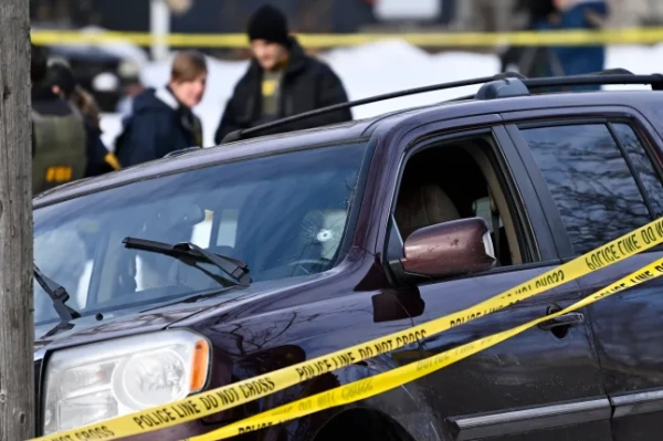 МІННЕАПОЛІС, МІННЕСОТА - 7 СІЧНЯ: Поліцейська стрічка оточує автомобіль, підозрюваний у причетності до стрілянини, скоєної агентом ICE під час операцій федеральних правоохоронних органів 7 січня 2026 року в Міннеаполісі, штат Міннесота. За словами федеральних чиновників, агент, «побоюючись за своє життя», убив жінку під час зіткнення на півдні Міннеаполіса. (Фото Стівена Матюрена/Getty Images)