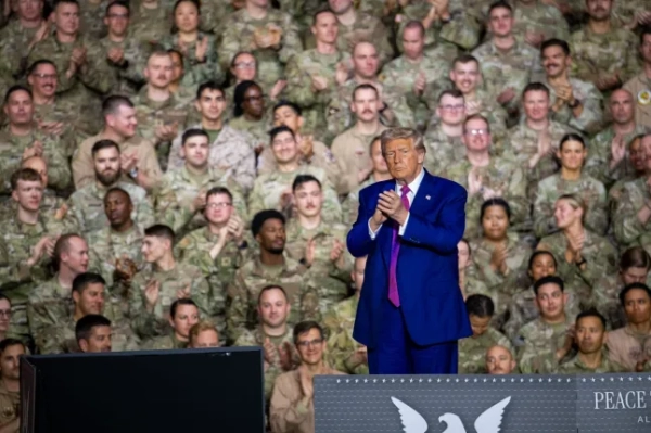 ФОТО З АРХІВУ: Президент Дональд Дж. Трамп аплодує під час звернення до військ США, партнерів по коаліції та громадян Катару на авіабазі Аль-Удейд, Катар, 15 травня 2025 року. Сполучені Штати наказали деяким військовослужбовцям авіабази Аль-Удейд у Катарі залишити її до вечора середи (13 січня) через загострення напруженості у відносинах з Іраном. Згідно з повідомленням Reuters, цей запобіжний захід стався після попереджень Тегерана про те, що він буде спрямований проти американських баз у регіоні, якщо президент Дональд Трамп втрутиться військово для захисту іранських протестувальників. Аль-Удейд, найбільша військова база США на Близькому Сході, містить близько 10 000 військовослужбовців і служить штаб-квартирою Центрального командування США. Фото опубліковано 14.01.2026.