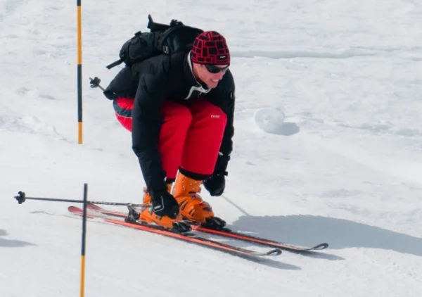 Обов'язкове джерело: Фото Shutterstock (1506455b) Принц Вільям катається на лижах по схилу для сноубордингу на французькому гірськолижному курорті Куршевель. Принц Вільямс катається на лижах у Куршевелі, Франція - 18 березня 2010 року