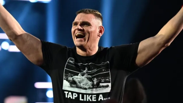 Гюнтер сміється та демонструє свою нову футболку під час WWE Monday Night RAW