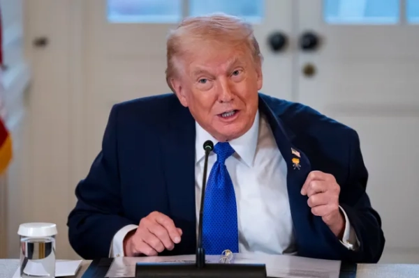 Дональд Трамп демонструє свою значку із зображенням себе