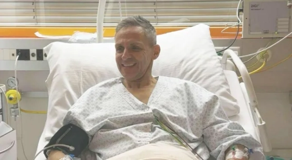 Чоловік врятував 10 молодих людей з пожежі, що охопила бар на швейцарському гірськолижному курорті, після того, як вибив аварійні двері. Паоло Камполо, швейцарсько-італійський фінансовий аналітик, поспішив зі свого будинку в Кран-Монтані до бару Le Constellation після того, як його донька-підліток зателефонувала йому і повідомила, що її хлопець та друзі застрягли всередині. Фото: https://www.ilmessaggero.it