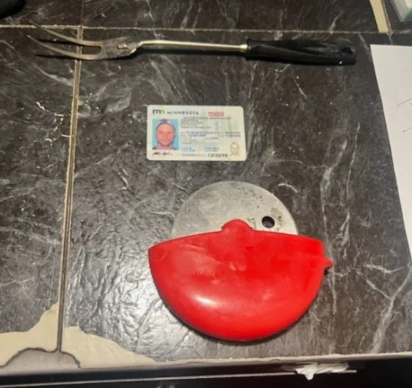 Новина: Федерали заарештували чоловіка, який минулої ночі з'явився до поліції Брукліна, видавши себе за агента ФБР з судовим наказом про звільнення ув'язненого. За даними джерела в правоохоронних органах, цим ув'язненим був Луїджі Манджоне.