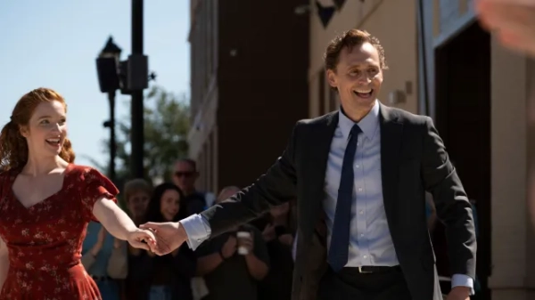 На цьому зображенні, опублікованому Neon, зображені Анналіз Бассо (ліворуч) та Том Гіддлстон у сцені з фільму «Життя Чака». (Neon через AP)