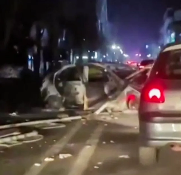 Це відео, взяте з UGC-зображень, опублікованих у соціальних мережах та перевірених командами AFPTV у Парижі 14 січня 2026 року, показує рух транспорту повз зруйнований автомобіль у Караджі, поблизу столиці Ірану Тегерана.