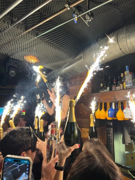 Високоякісні фотографії показують перші моменти пожежі в барі Swiss Constellation у Кран-Монтані, де в новорічну ніч загинули десятки людей.