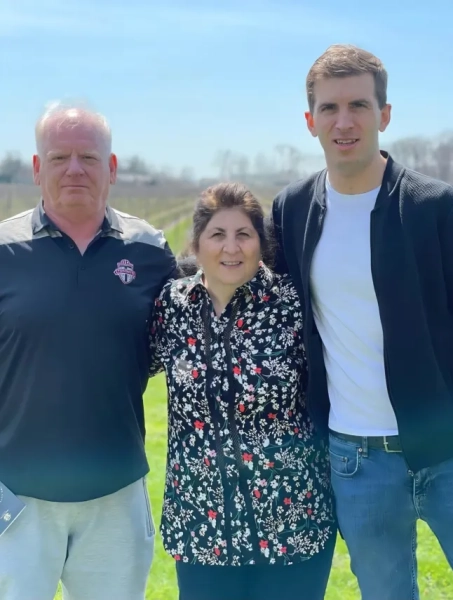 34-річний Люк Келлетт-Сміт не був удома рано вранці 28 грудня минулого року, коли, як повідомляється, посварився з Бенардом Емекою Онехом. Люк зі своєю мамою Маріеллою та татом Ніком.