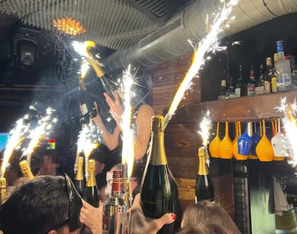 Високоякісні фотографії показують перші моменти пожежі в барі Swiss Constellation у Кран-Монтані, де в новорічну ніч загинули десятки людей.