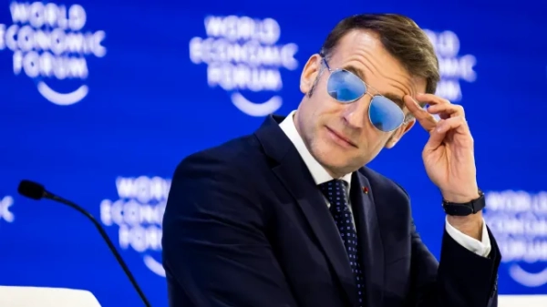 Президент Франції Еммануель Макрон жестикулює під час пленарного засідання в Конгрес-холі 56-го щорічного засідання Всесвітнього економічного форуму (ВЕФ) у Давосі, Швейцарія, 20 січня 2026 року.