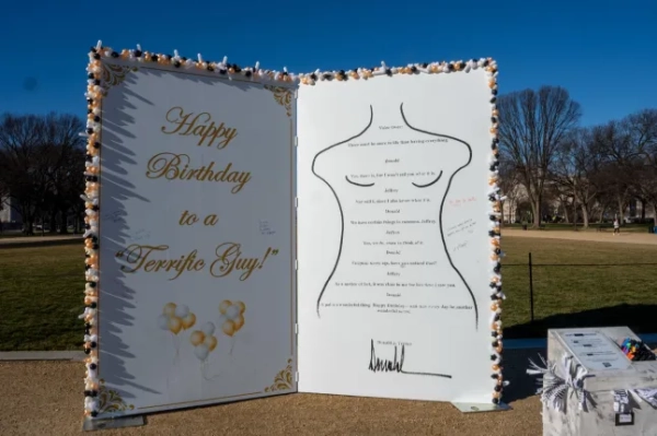 Обов'язкове посилання: Фото Ендрю Лейдена/ZUMA Press Wire/Shutterstock (16369943b) Копія вітальної листівки президента Трампа Джеффрі Епштейну була розміщена на Національній алеї протестною арт-групою The Secret Handshake 19 січня 2026 року. Листівка буде на алеї весь тиждень, і людям рекомендується підписати листівку власним повідомленням. Вітальна листівка з нагоди дня народження Епштейна на Національній алеї, Вашингтон, округ Колумбія, США - 19 січня 2026 року