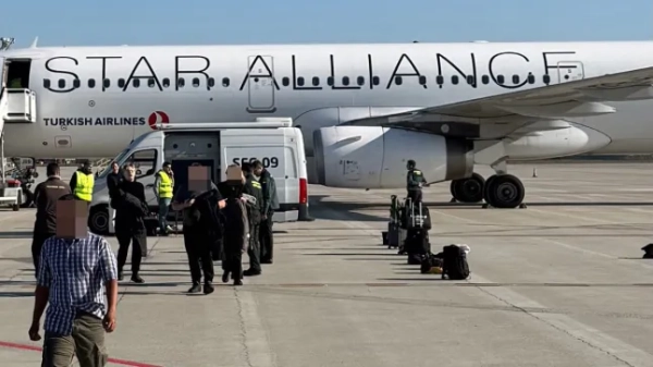 Пасажир зробив відео, на якому видно, як літак Turkish Airlines приземлився в аеропорту Барселони.