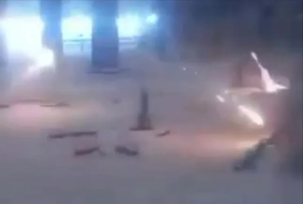 NEXTA @nexta_tv «Шахеди» летять, але сніг все ще потрібно прибирати. Під час російської атаки український двірник просто продовжував виконувати свою роботу — і став героєм соціальних мереж.