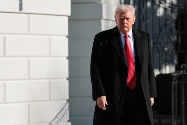 Президент США Дональд Трамп ходить перед посадкою на гелікоптер Marine One, який має вилетіти з Білого дому до Детройта, штат Мічиган, у Вашингтоні, округ Колумбія, США, 13 січня 2026 року. REUTERS/Jonathan Ernst