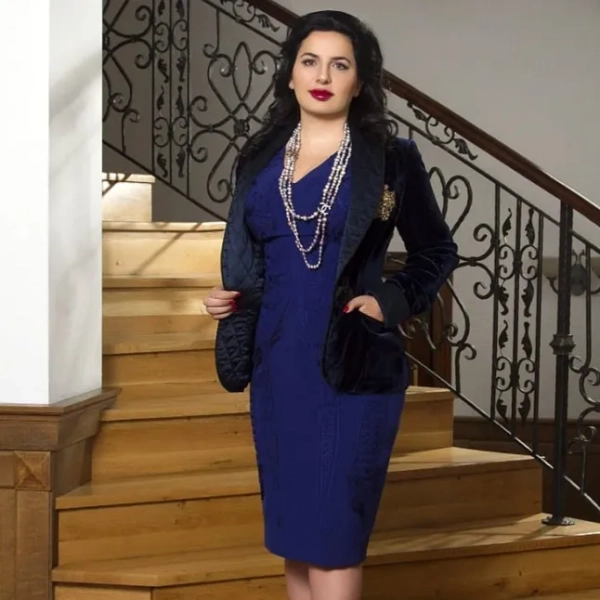 Компанія Rex Features Ltd. не претендує на жодні авторські права чи ліцензію на додане зображення. Обов'язкове джерело: Фото REX/Shutterstock (13014124d). Ружа Ігнатова, також відома як «зникла криптокоролева», яку ФБР внесло до списку 10 найбільш розшукуваних осіб. Болгарка, якій, як вважається, близько 40 років, розшукується за ймовірну участь в організації криптовалютної афери під назвою OneCoin. Федеральні слідчі звинувачують втікачку у використанні цієї схеми для шахрайського виманювання жертв на понад 4 мільярди доларів (3,2 мільярда фунтів стерлінгів). Вона зникла безвісти з 2017 року, коли офіційні особи США підписали ордер на арешт, і слідчі почали наближатися до неї. У 2014 році OneCoin, самопроголошена криптовалюта, почала пропонувати покупцям комісію, якщо вони продаватимуть валюту більшій кількості людей. Але агенти ФБР кажуть, що OneCoin нічого не вартий і ніколи не був захищений технологією блокчейн, яка використовується іншими криптовалютами. Ружа Ігнатова, «Зникла криптокоролева», додана до списку 10 найбільш розшукуваних осіб ФБР, США - 01 липня 2022 року.