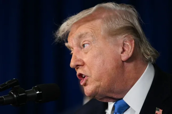 Президент США Дональд Трамп звертається до преси після військових дій США у Венесуелі у своїй резиденції Мар-а-Лаго в Палм-Біч, штат Флорида, 3 січня 2026 року. Президент Трамп заявив у суботу, що американські війська захопили лідера Венесуели Ніколаса Мадуро після «широкомасштабного удару» по цій південноамериканській країні. (Фото Джима ВОТСОН / AFP via Getty Images)